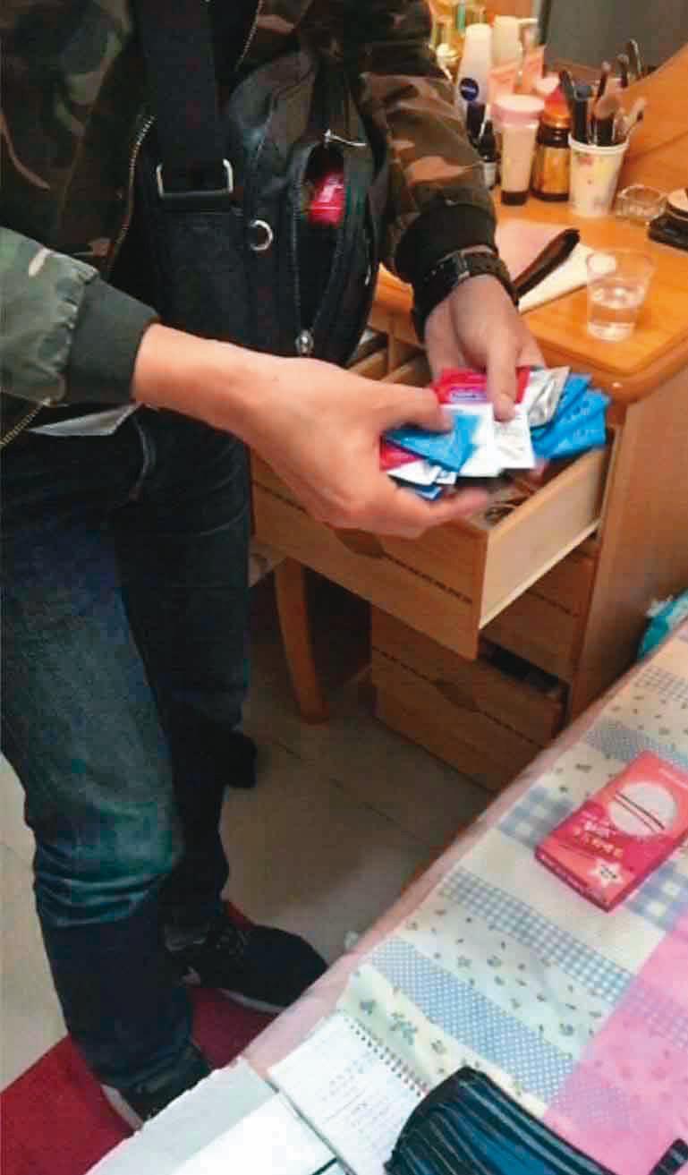 警方在性交易的個人工作室中,搜出大批保險套。(警方提供)