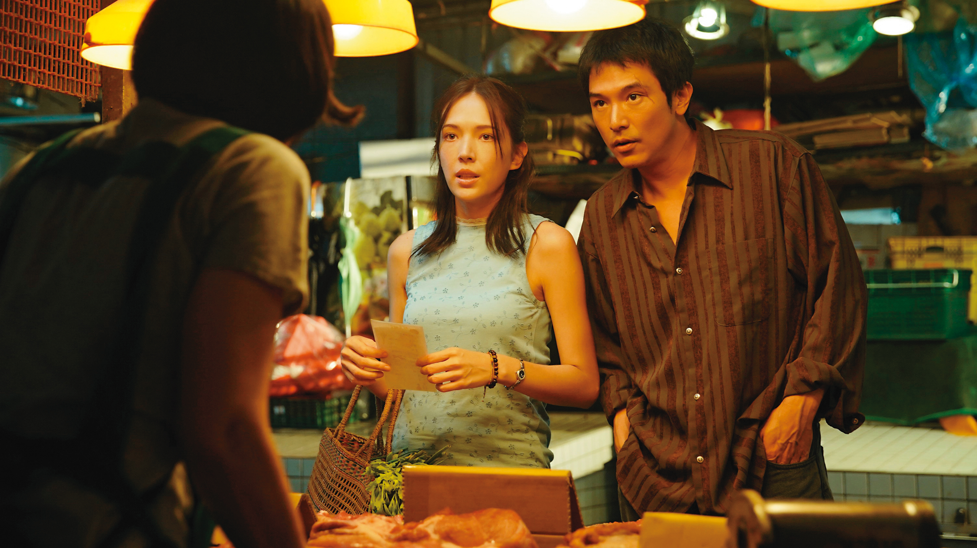 看芭樂愛情片，就要看演員強演技，邱澤（右）和許瑋甯（左）在《當男人戀愛時》的互動火花四射，愛情的甜美辛酸和人生的現實悲涼，都因他倆的詮釋格外令人動容。（金盞花大影業提供）