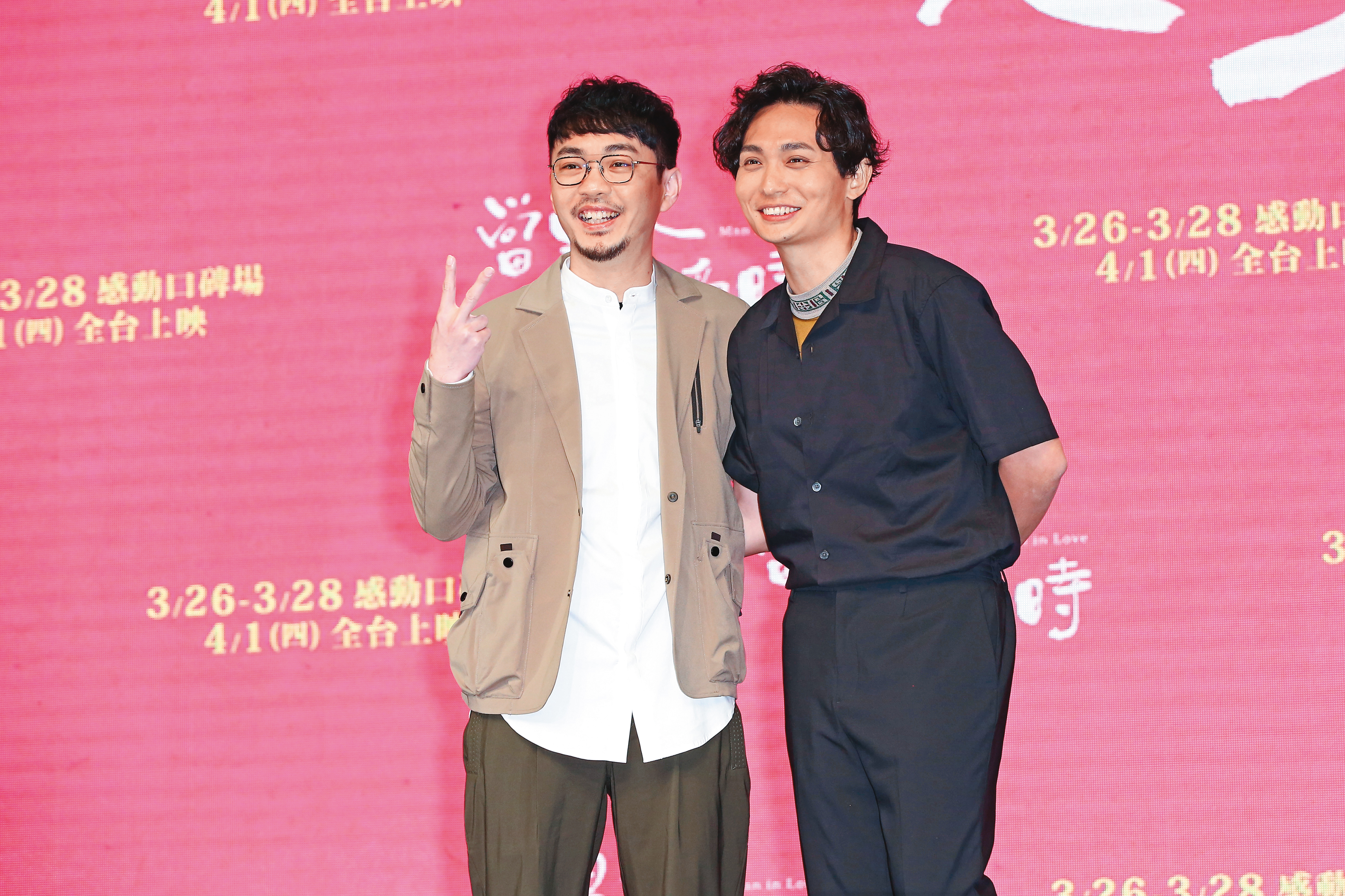 監製程偉豪（左）和導演殷振豪（右）都從拍婚攝、MV實務苦出頭，合作起來更有默契。