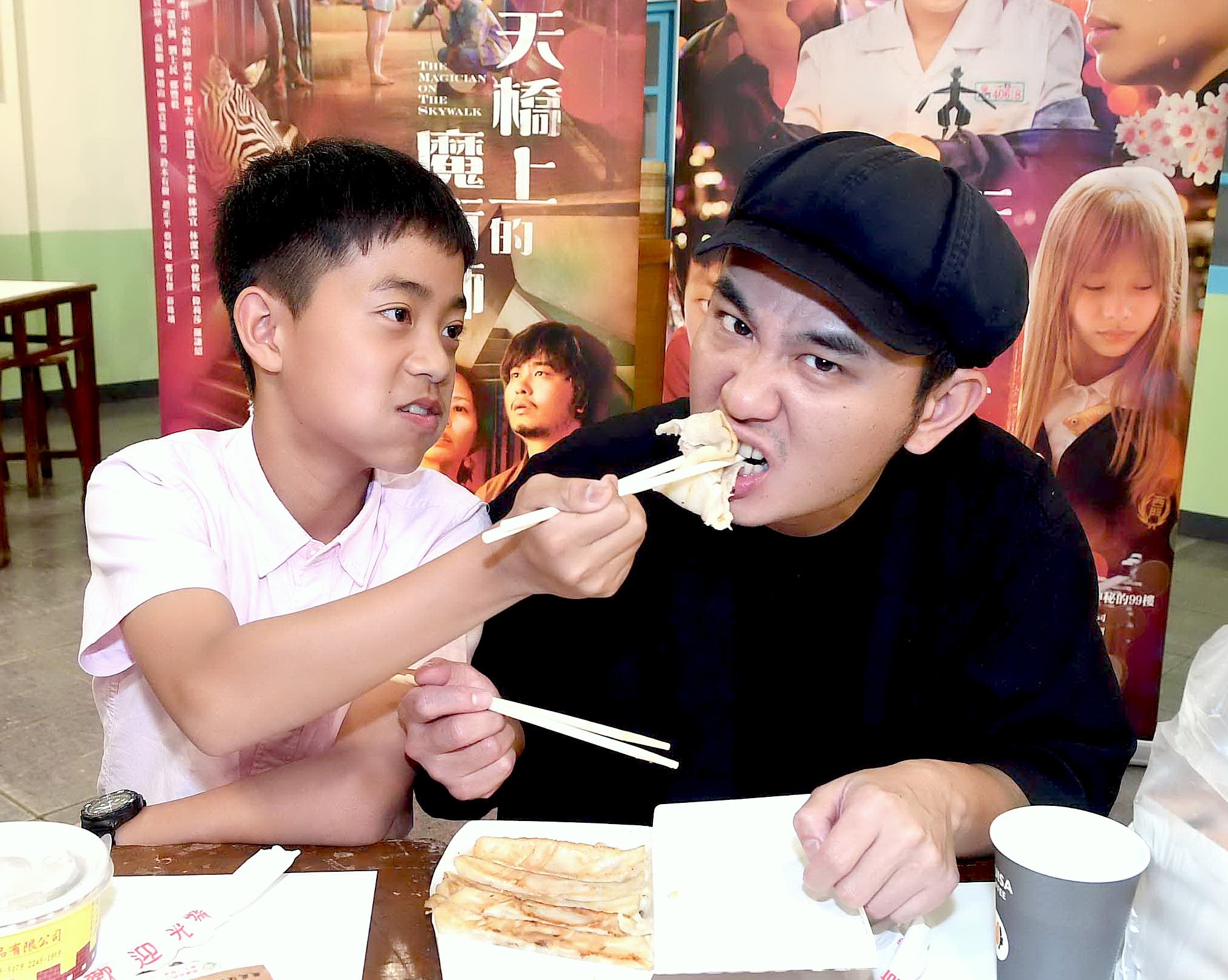 李奕樵(左)與楊大正(右)在《天橋上的魔術師》中飾演父子。(華視提供)