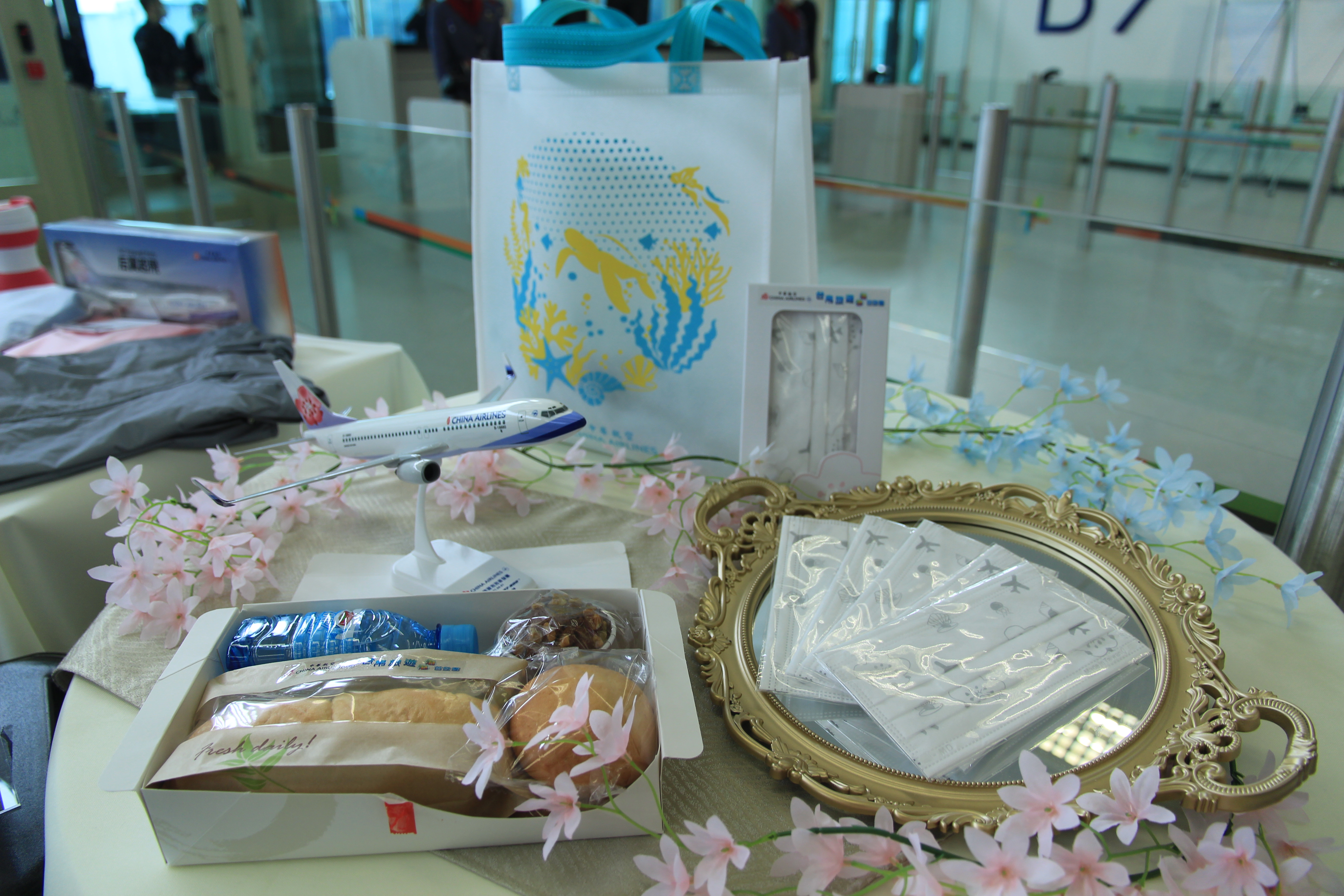 華航準備的此行伴手禮，餐盒、口罩、飛機模型都有。