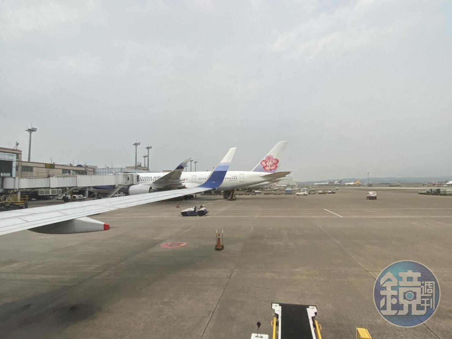 終於登上飛機。