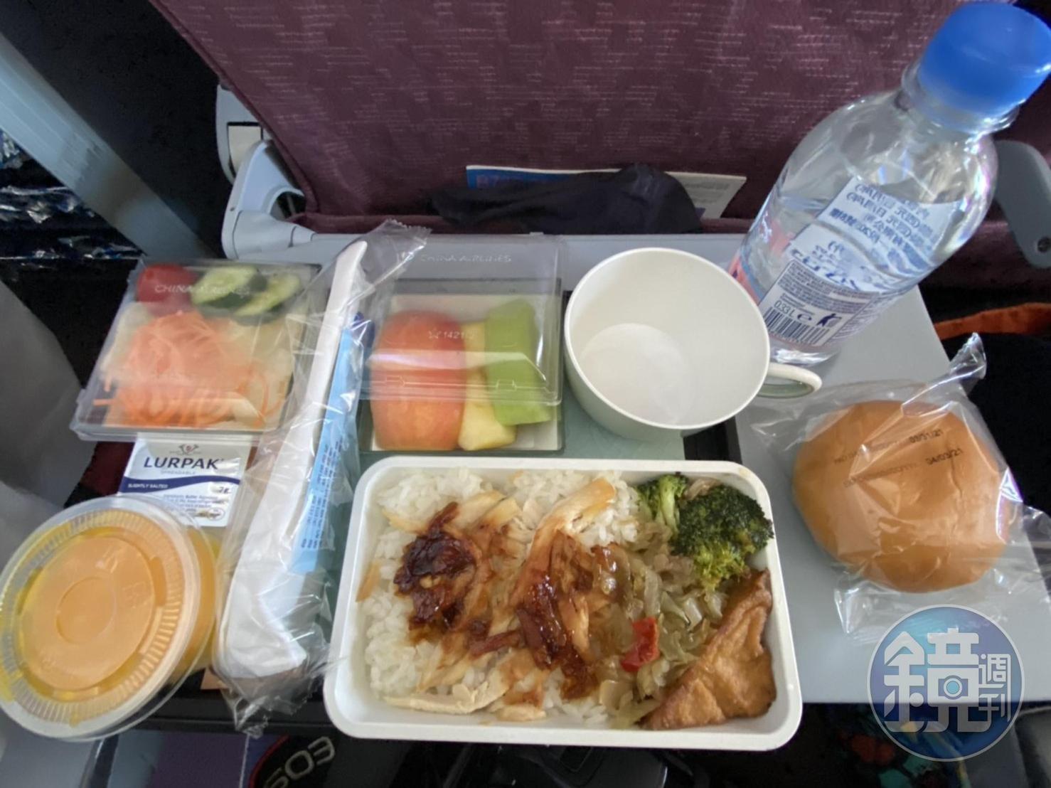 餐點與一般飛機餐無異，很久沒吃到飛機餐，意外也覺得新鮮。