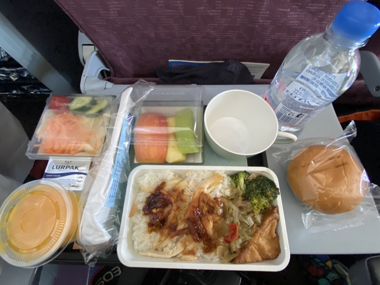 餐點與一般飛機餐無異,很久沒吃到飛機餐,意外也覺得新鮮。
