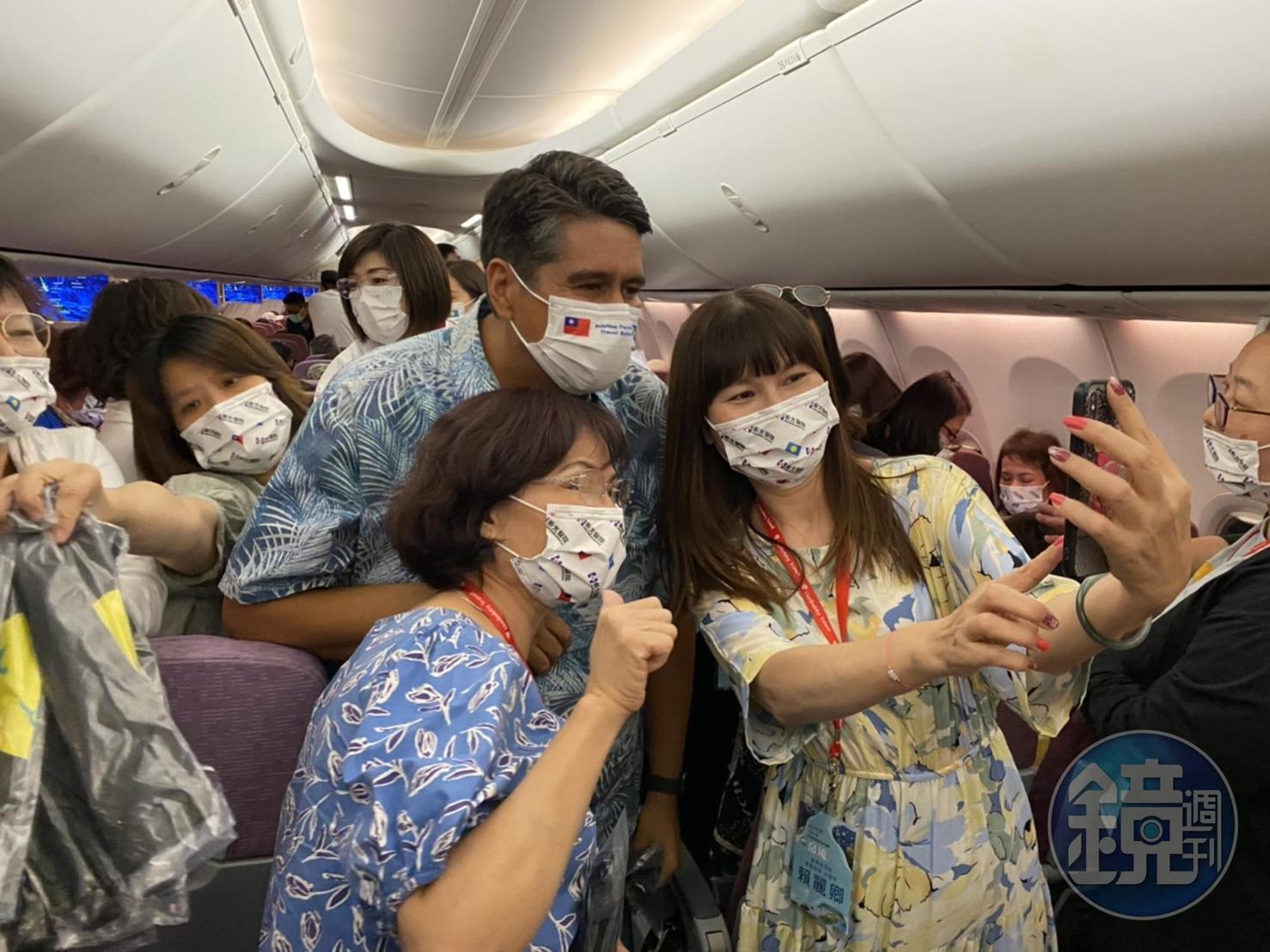 民眾爭相和帛琉總統惠恕仁合照。