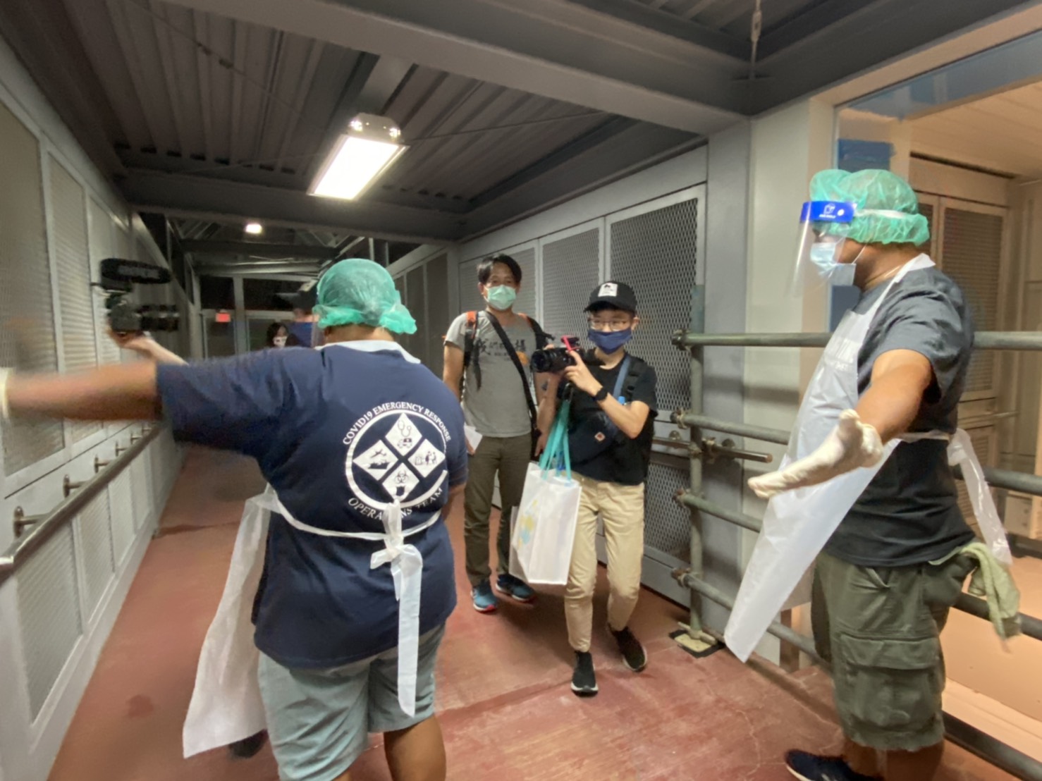 入機場前需先量體溫和噴酒精。