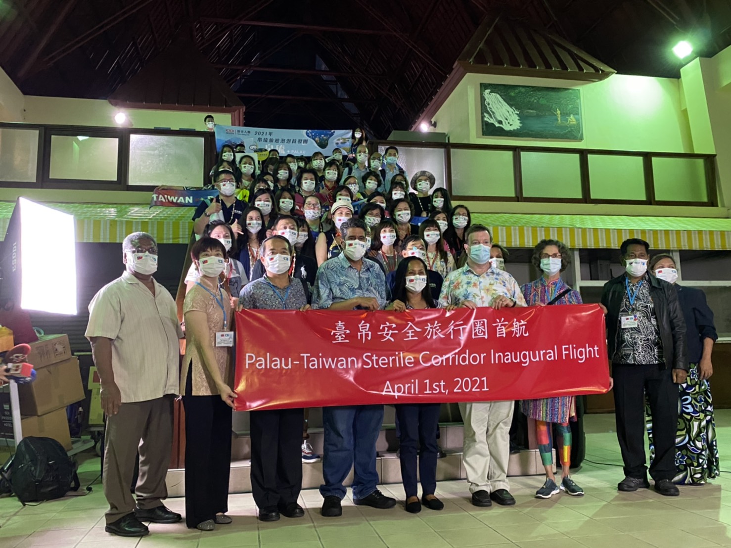 帛琉總統惠恕仁與所有旅客合照。