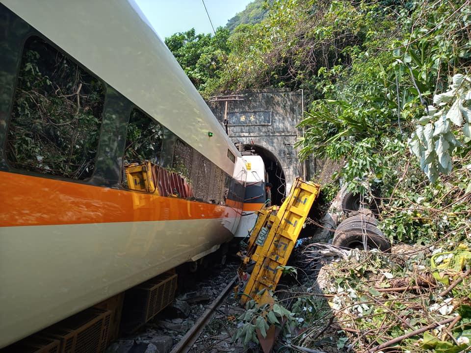 太魯閣號408車次發生出軌意外,目前消防及警察前往搶救中。(翻攝自臉書社團阿美族的歌)