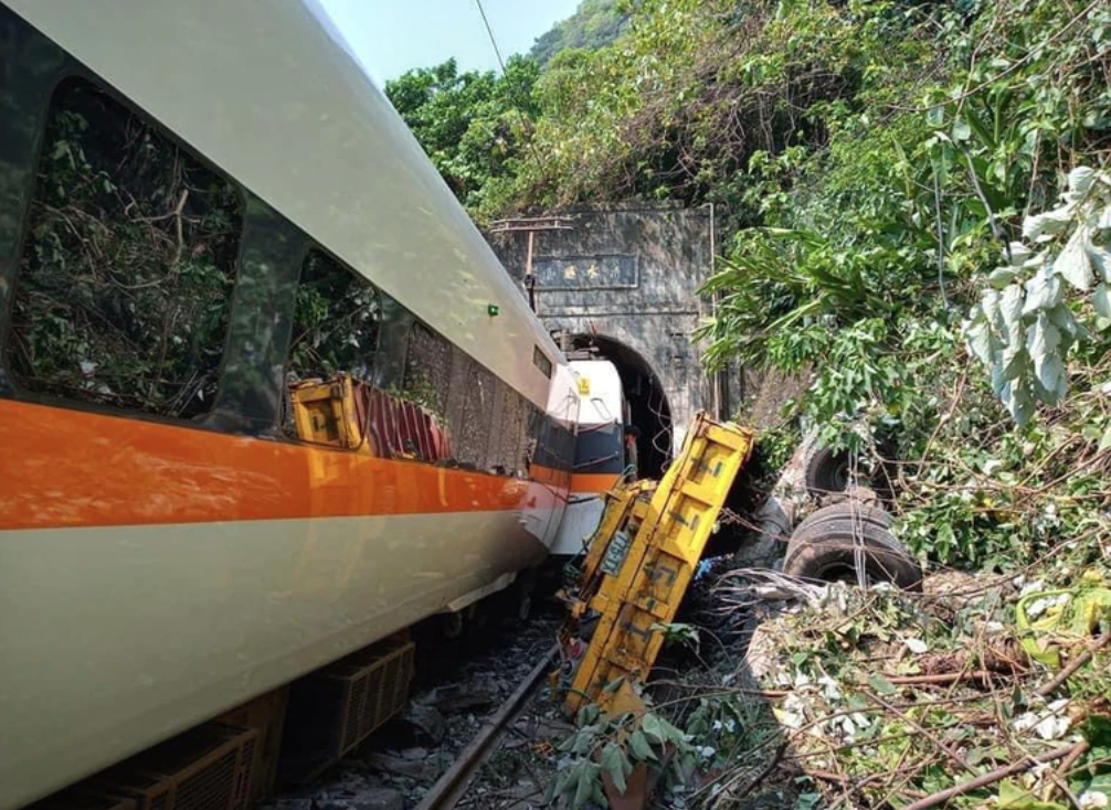 一輛明隧道施工工程車砸中台鐵太魯閣號，造成列車出軌釀死傷。（翻攝畫面）