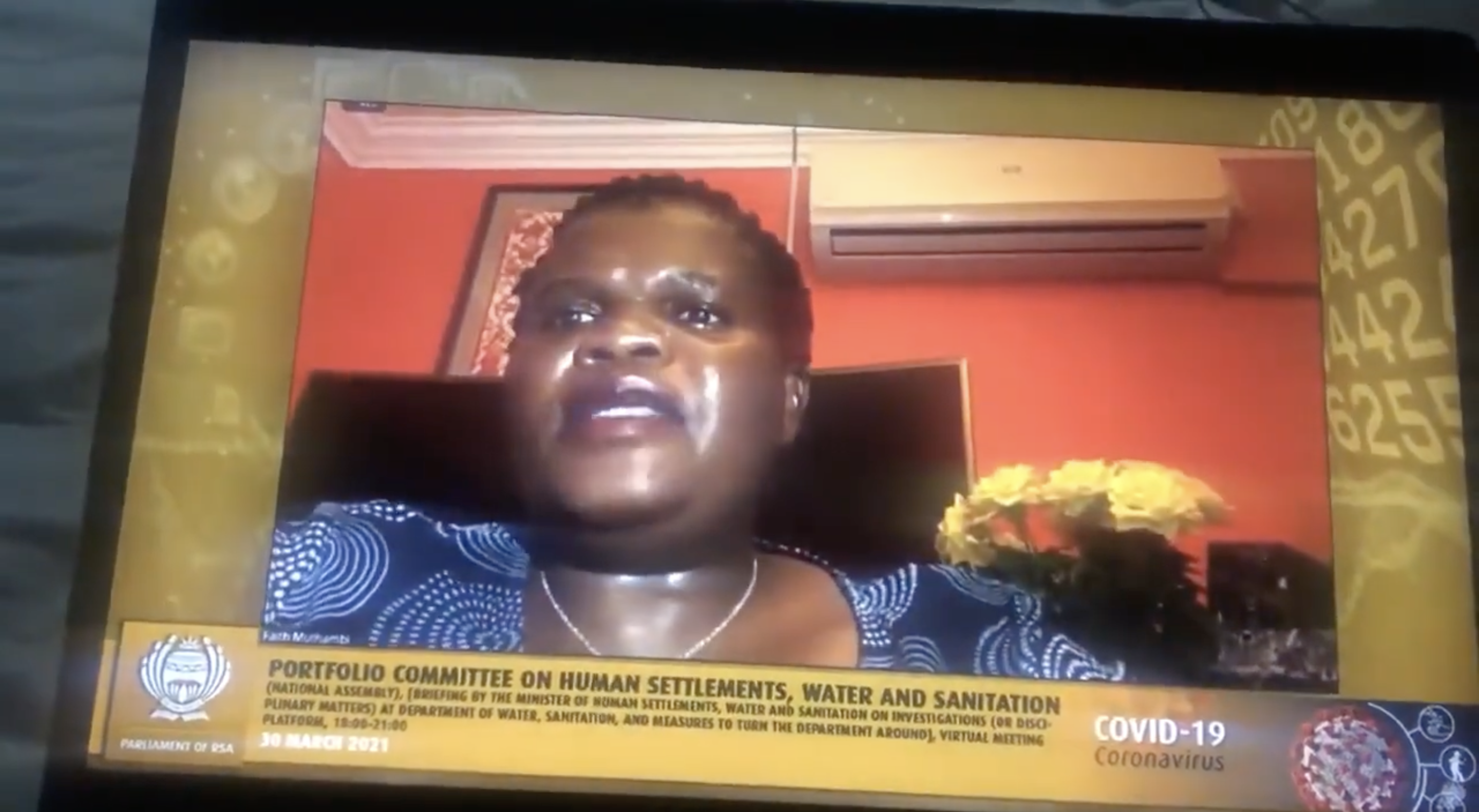 會議主席慕塔比當下斥責德武，直呼「我們都看見了」。（翻攝自AFRICAN ACCENT TV ONLINE YouTube）