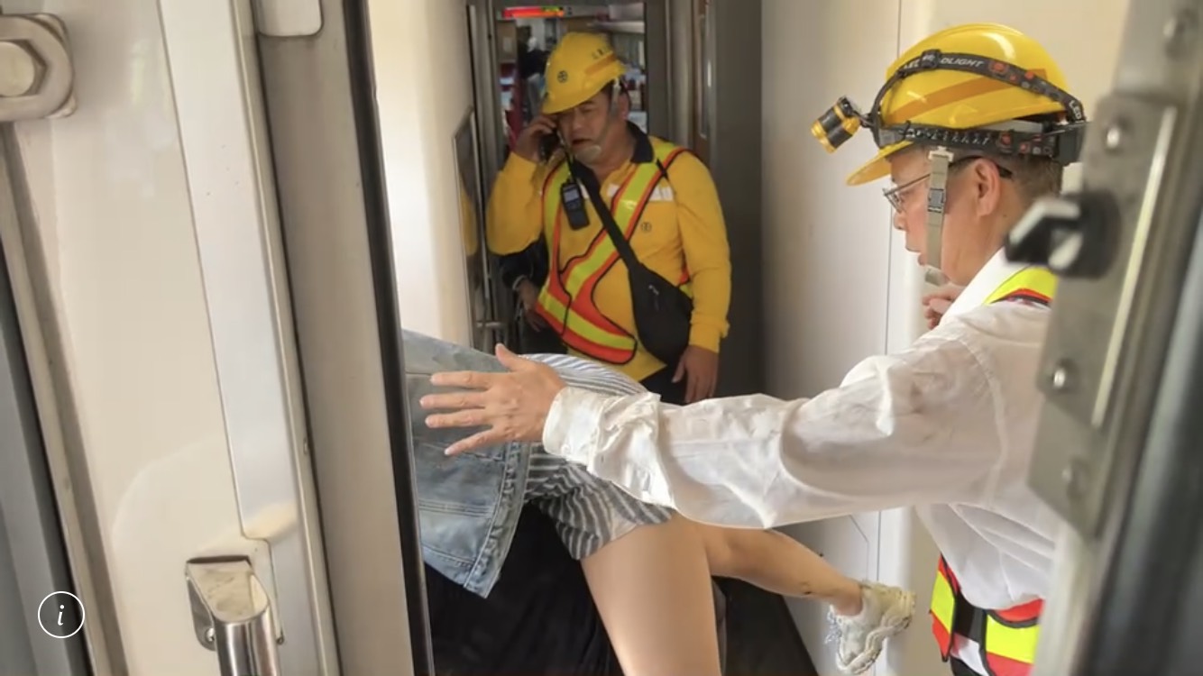 女性傷者被救下太魯閣號的畫面。（翻攝畫面）