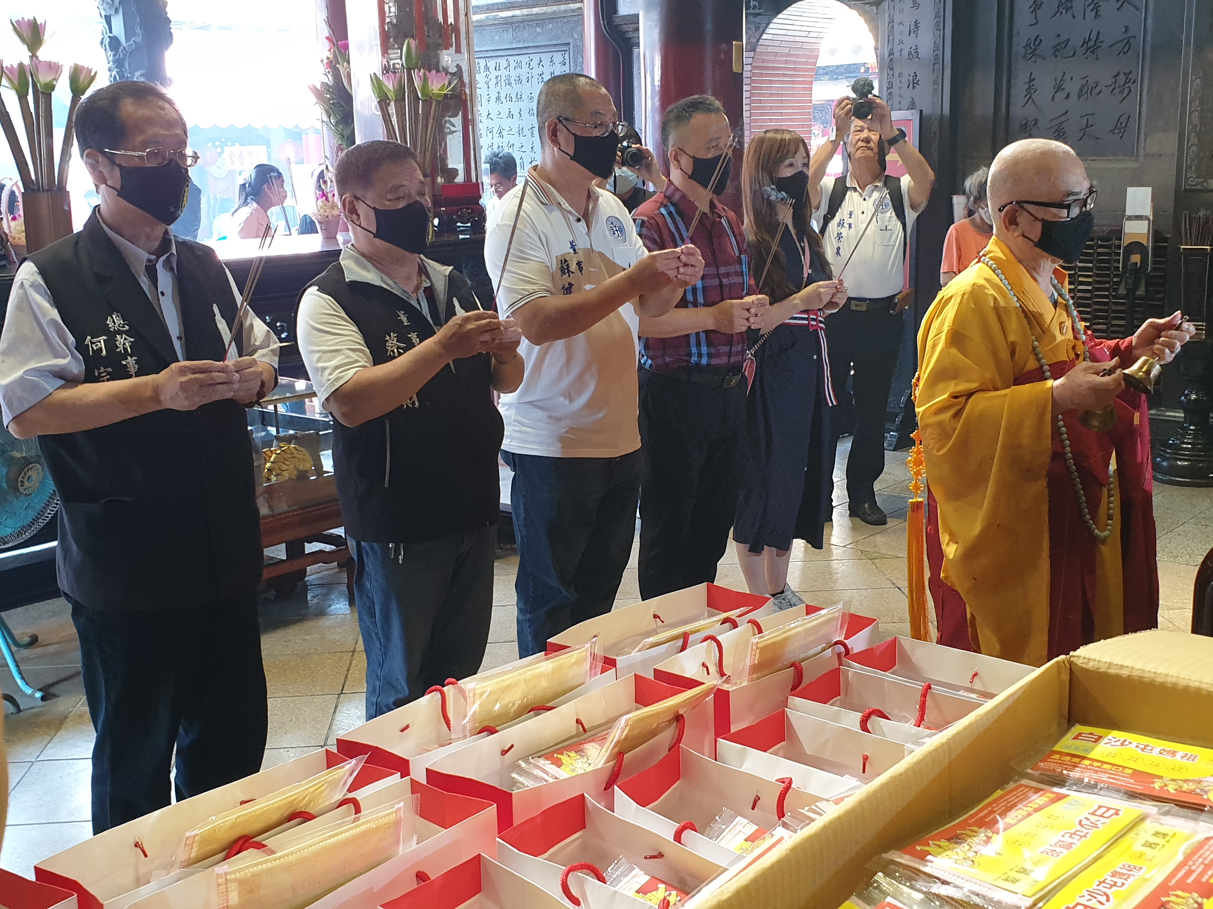 白沙屯進香紀念版口罩過爐祈福儀式。（萬泰科技提供）