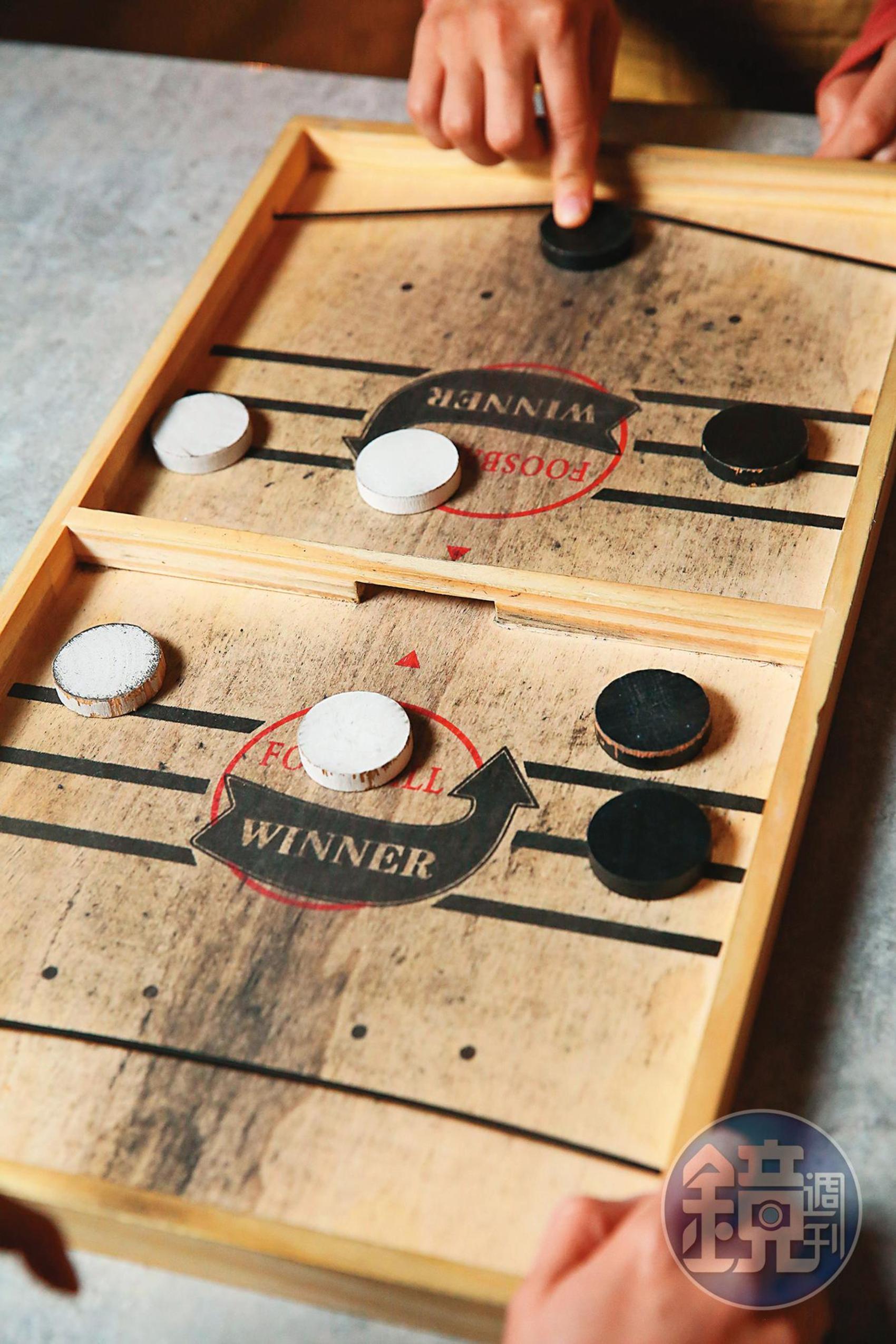 碰碰棋比的是反應，很適合三五好友點杯酒來競賽。