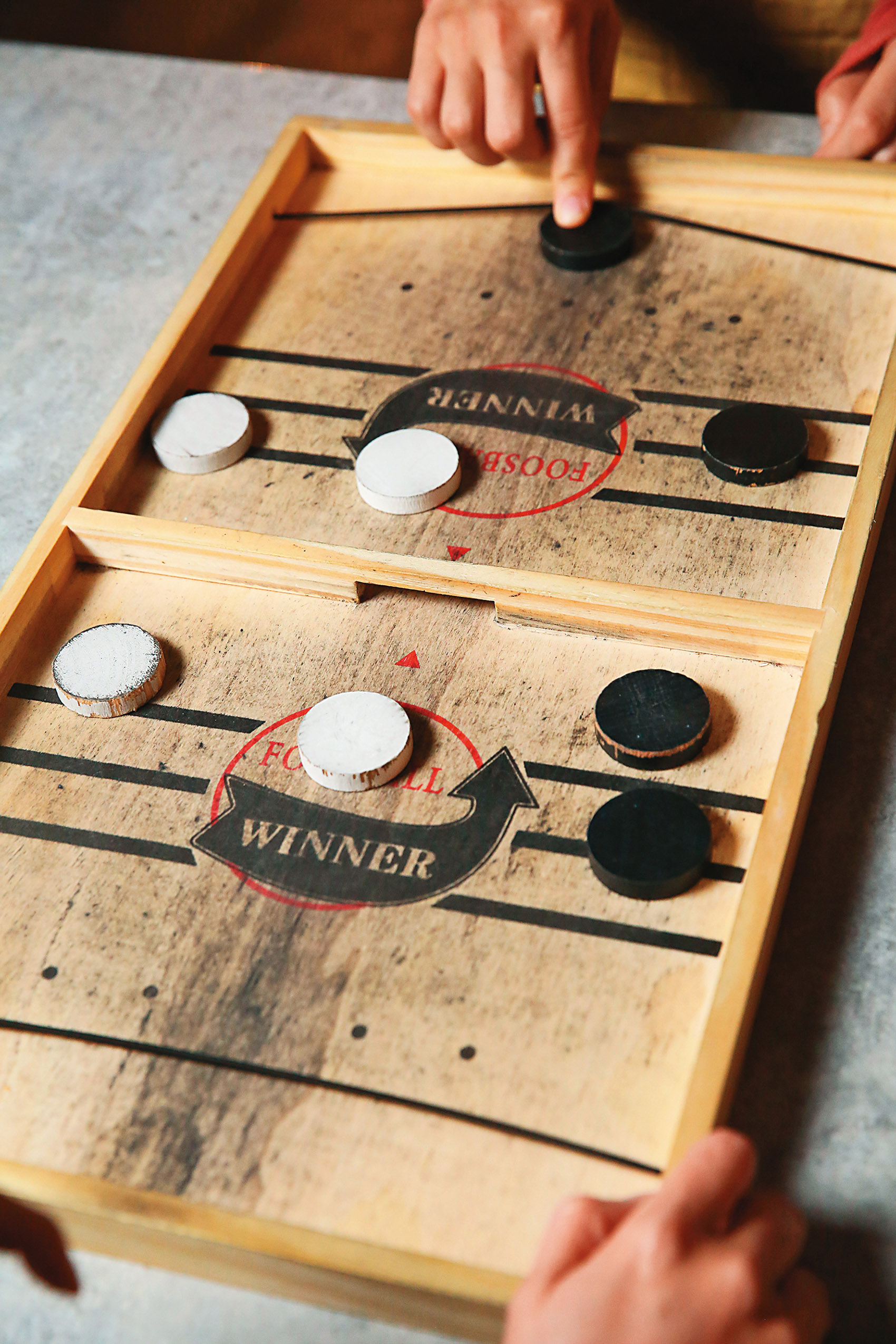 碰碰棋比的是反應，很適合三五好友點杯酒來競賽。