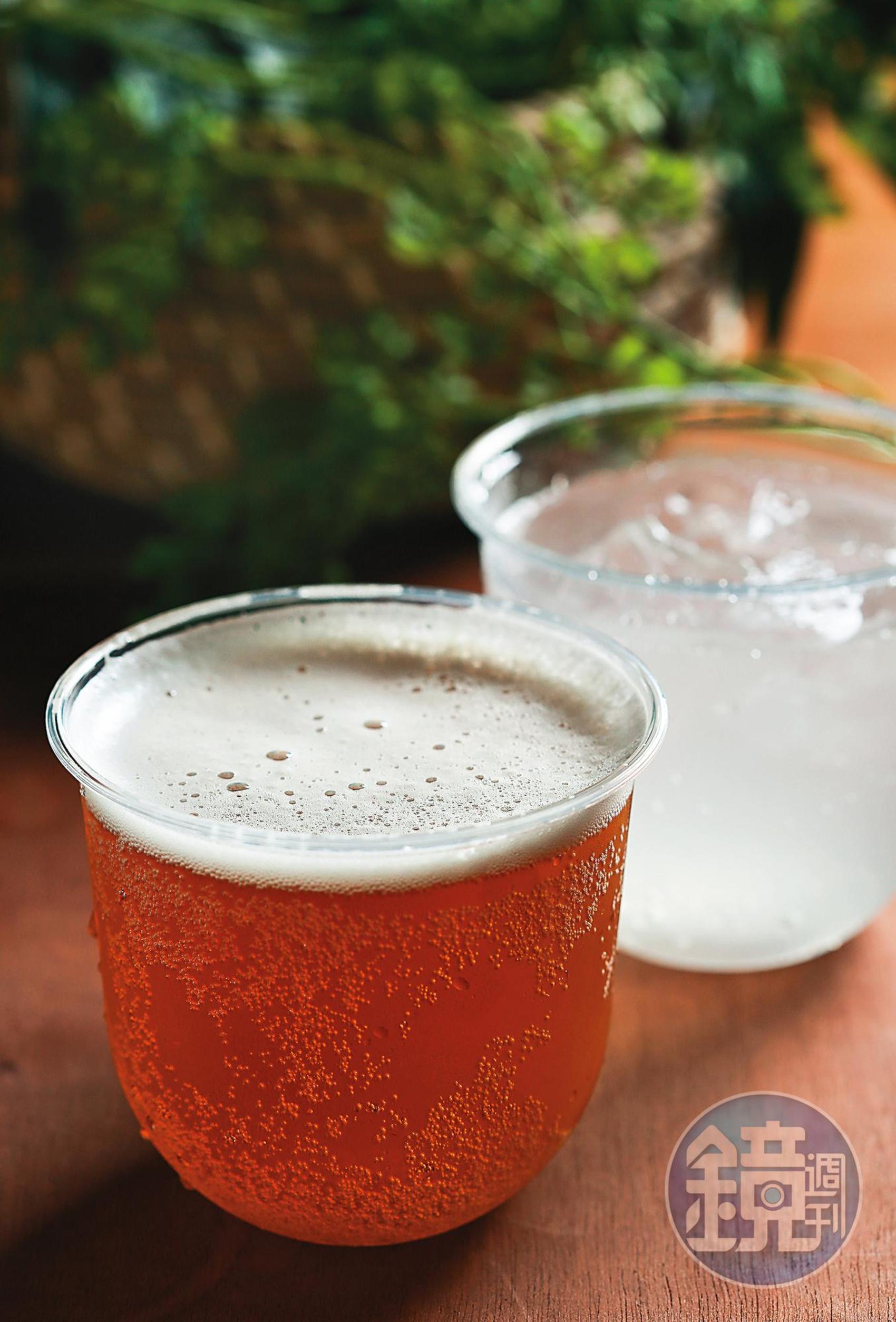 充滿啤酒花與柑橘香氣的「臺虎 IPA」（前）與滋味清爽酸甜的「Silver Fizz」（後），都是排行榜前五名的酒精飲料。（皆250元／杯）