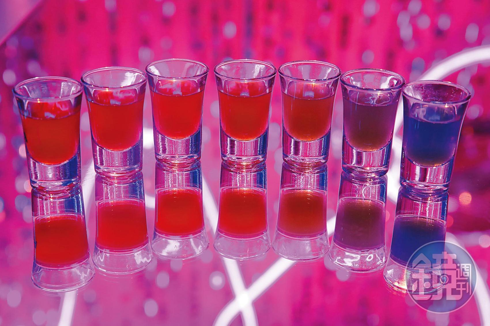 新推出的「彩虹Shot」，拿來玩迷你高爾夫最能炒熱氣氛。（1,200元╱7杯）