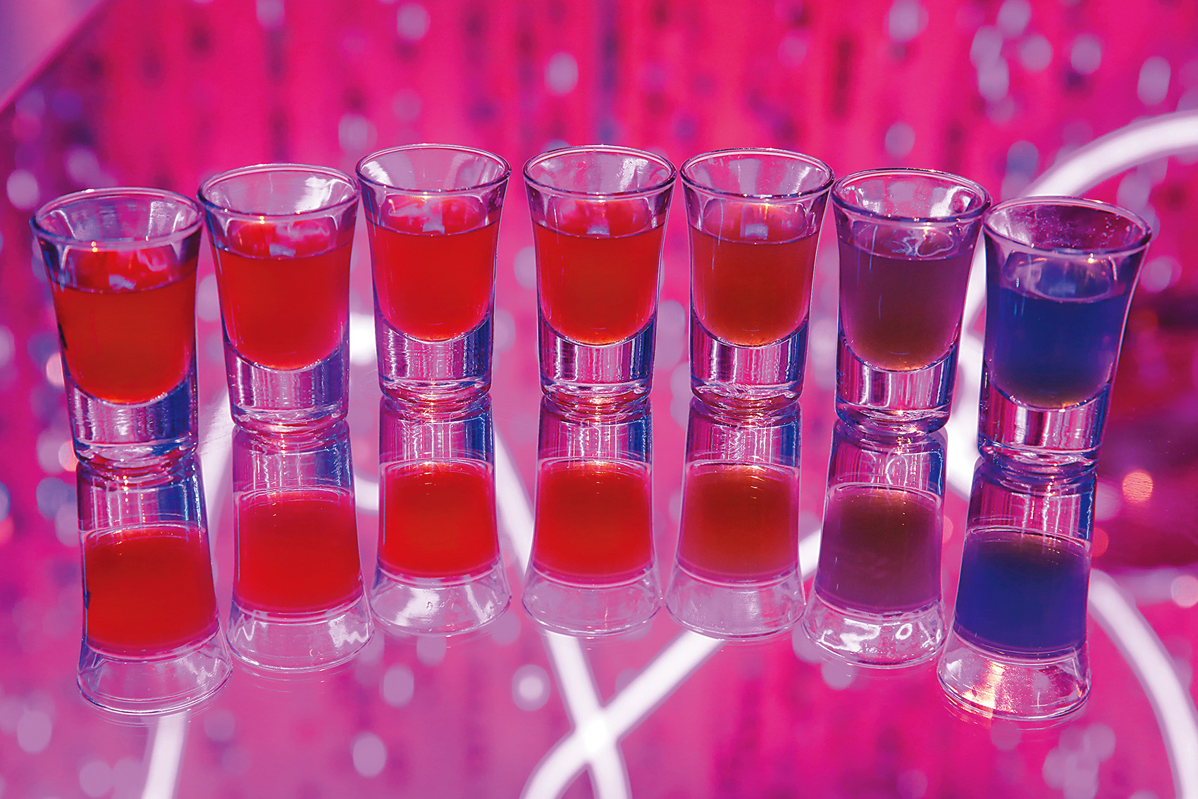 新推出的「彩虹Shot」，拿來玩迷你高爾夫最能炒熱氣氛。（1,200元╱7杯）