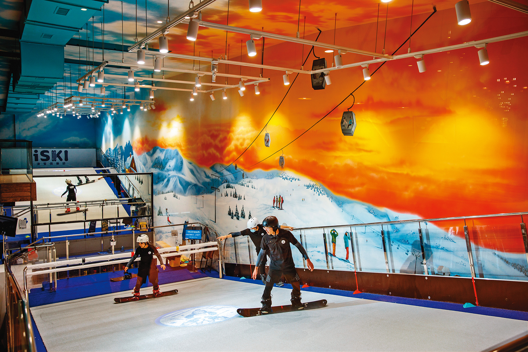 iSKI滑雪俱樂部新竹店引進兩座滑雪模擬機，營造出山谷雪場的環境。
