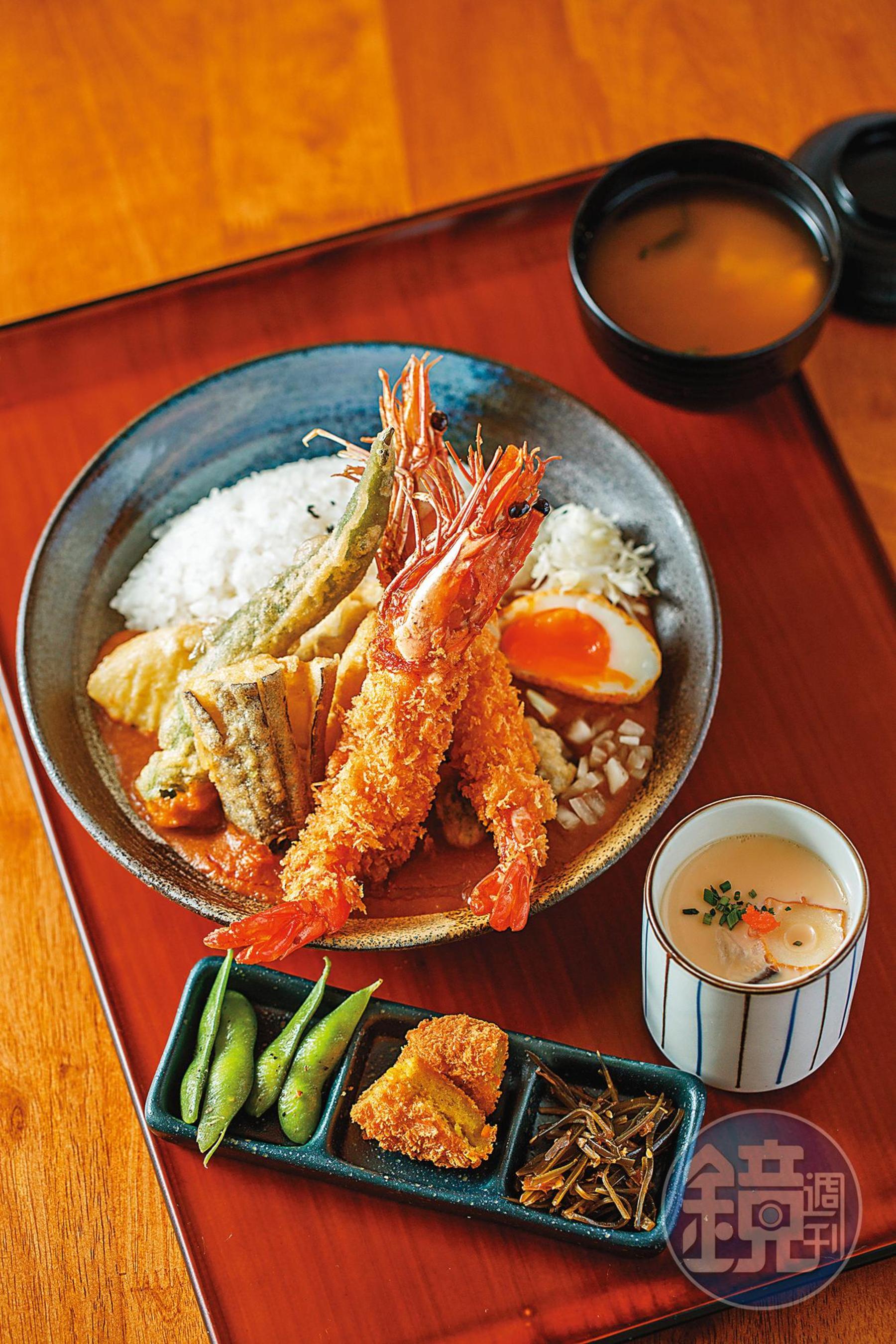 將日本進口的大草蝦酥炸後搭配特製咖哩的「野生海大蝦熟成咖哩」很受客人喜愛。（420元／份）