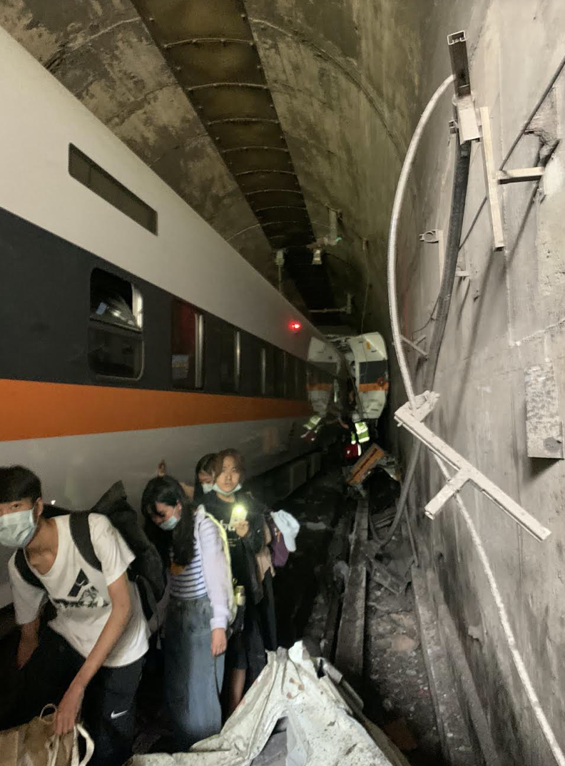 台鐵408車次太魯閣號,今(2日)上午從樹林出發,預計在下午抵達臺東,行經花蓮清水隧道時,發生出軌意外。(翻攝畫面)