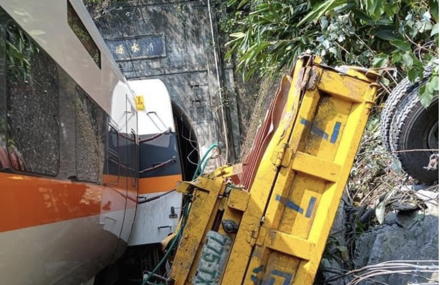 據中央災害應變中心最新統計，目前已知有41死、79傷，而且還有數名受困變行車廂中的乘客，等待救援中。（翻攝畫面）