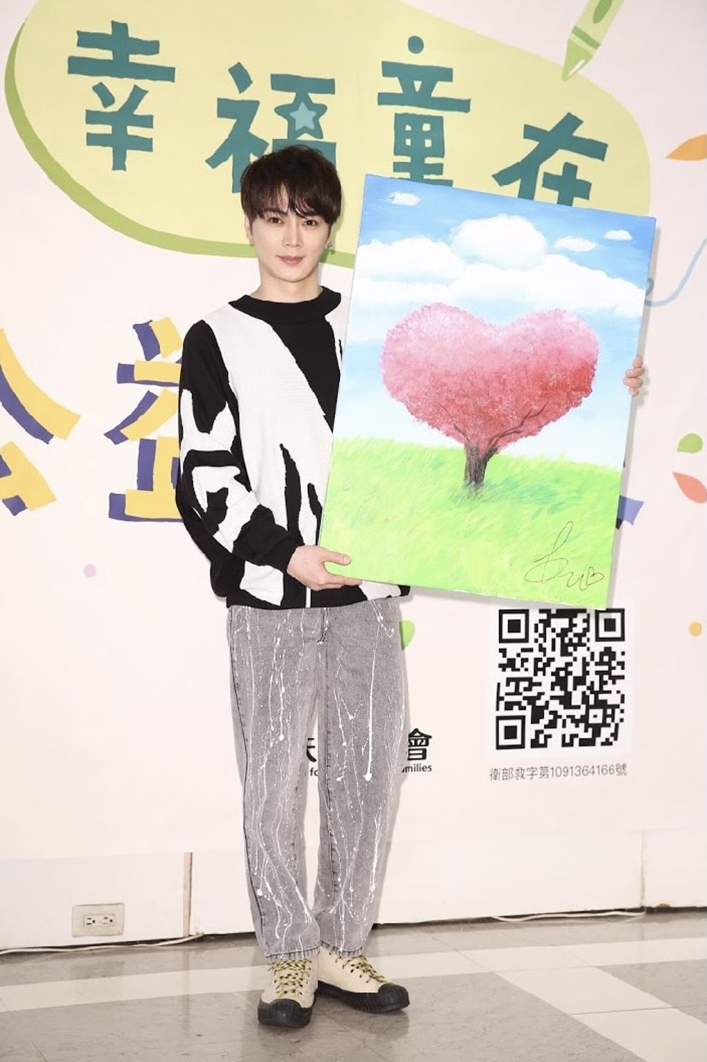 古曜威出席家扶基金會「無窮世代公益畫展」義賣記者會，透露小時候因意外而導致嘴和手都留下傷疤。
