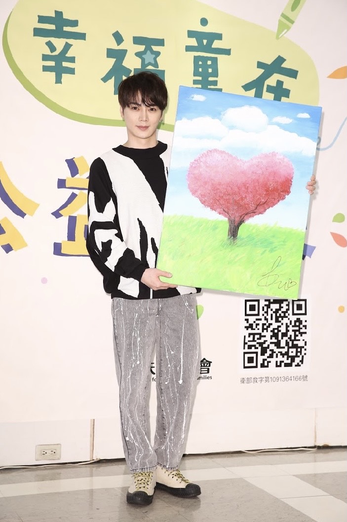 古曜威出席家扶基金會「無窮世代公益畫展」義賣記者會，透露小時候因意外而導致嘴和手都留下傷疤。