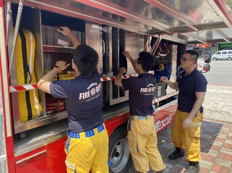 台鐵太魯閣號出軌,台中市政府組成跨局處小組,整備25名消防人員、搜救犬及救援車輛器材待命。(消防局提供)