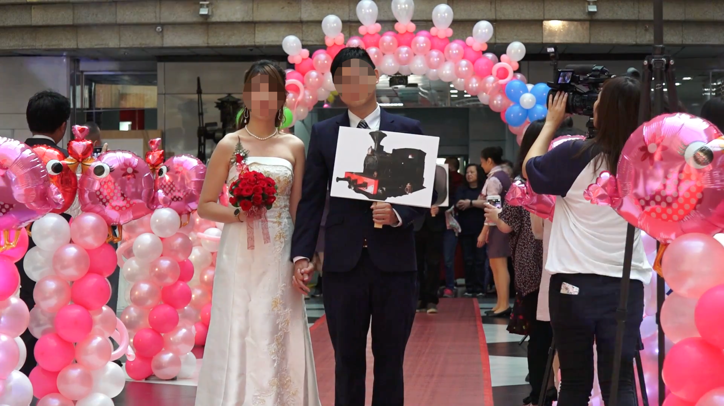 殉職駕駛袁淳修前年才和妻子結婚，婚禮中喊出愛妻誓言。（翻攝自台鐵）