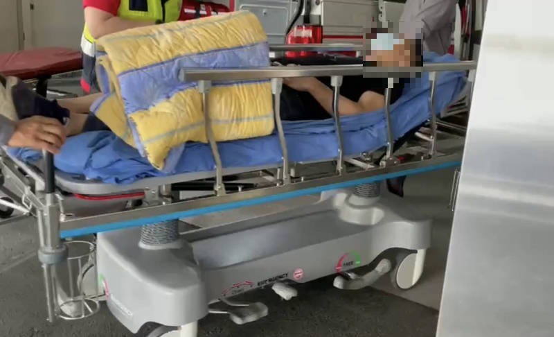 陳男、吳女一家4口送往羅東博愛救治。（消防局提供）