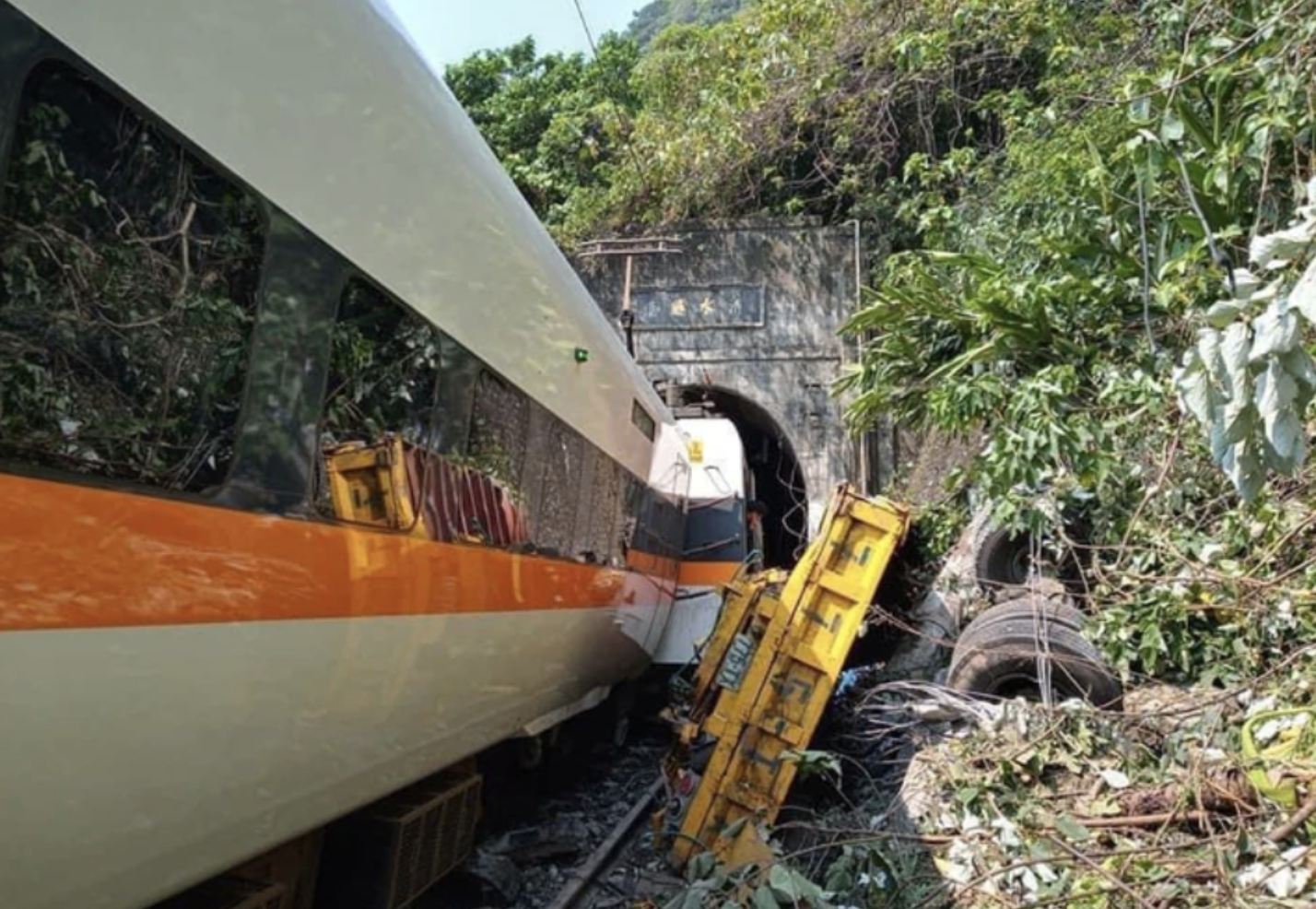 清明連假首日驚傳台鐵脫軌事故，相關理賠、關懷機制皆啟動。（翻攝畫面）