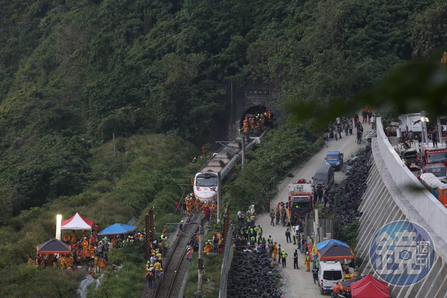 台鐵408次自樹林開往台東的太魯閣號,今(2)日上午行經花蓮秀林鄉大清水隧道時,遭工程車撞上,發生重大出軌意外,造成多人死傷。