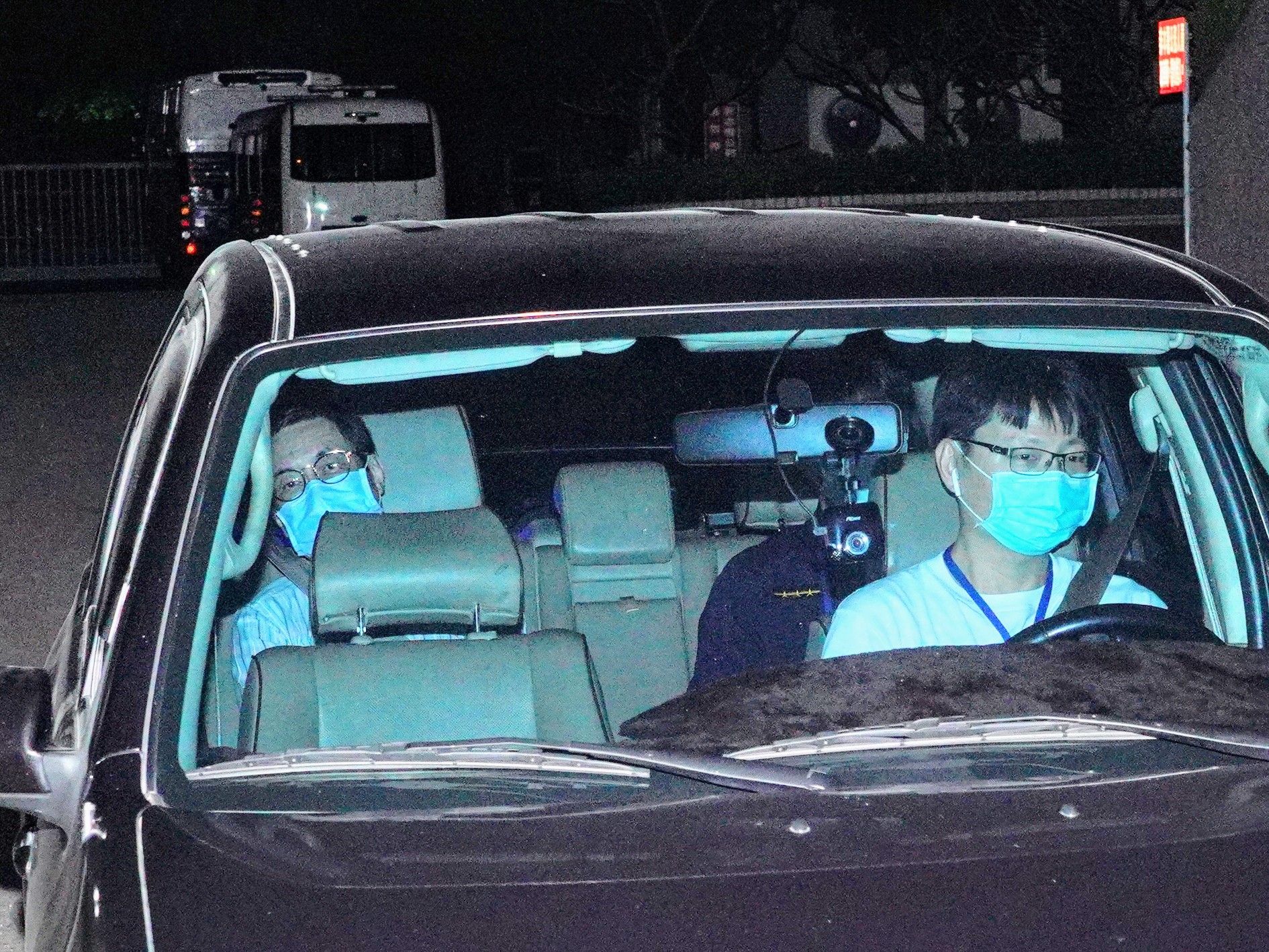 涉及「石木欽案」及「銀行員之死事件」的富商翁茂鍾，今（2日）傍晚6時許裁定羈押。