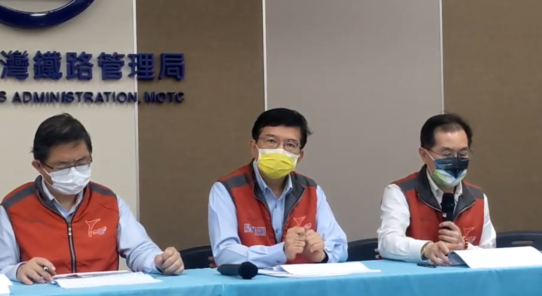 台鐵於今晚7點召開記者會公布專線，盼民眾能協助辨識罹難者身份。（翻攝畫面）