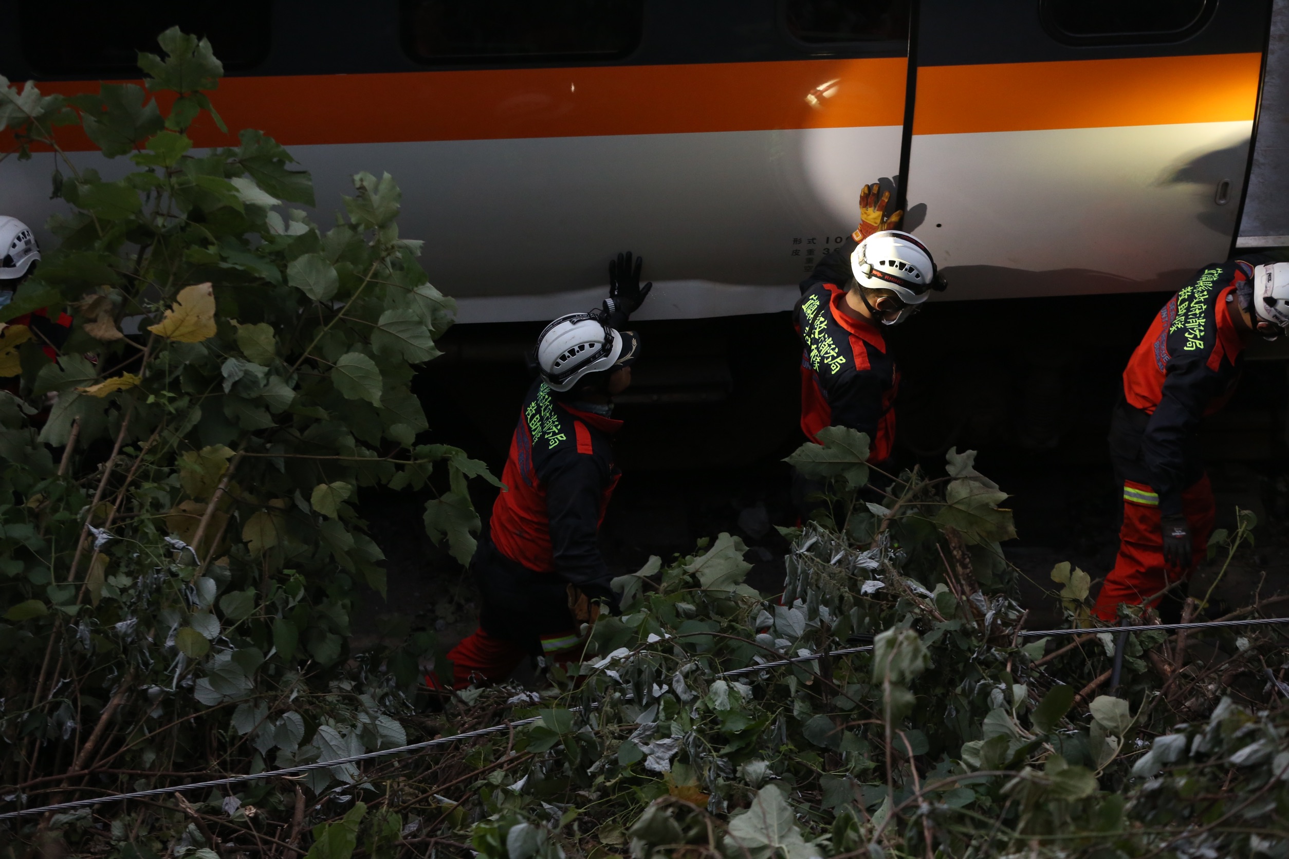 台鐵「太魯閣號」撞上工程車，導致50人死亡、162人輕重傷。