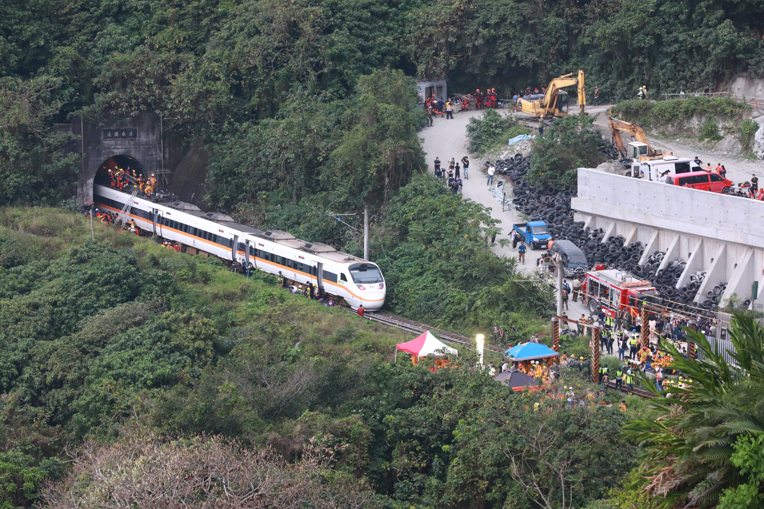 台鐵408車次太魯閣號昨(2日)發生出軌事故,目前已知釀50死、162人輕重傷。