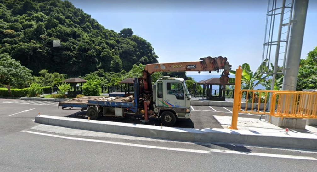 工程車噸位相當可觀，但工地主任卻不僅違規停放斜坡，且將較重的車頭向著下坡，種種都可能是此次事故發生原因之一。（翻攝自Google Maps）