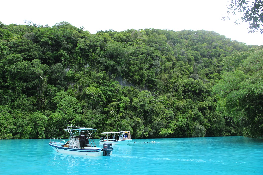 完全沒有其他人，只有台灣人旅客的牛奶湖。