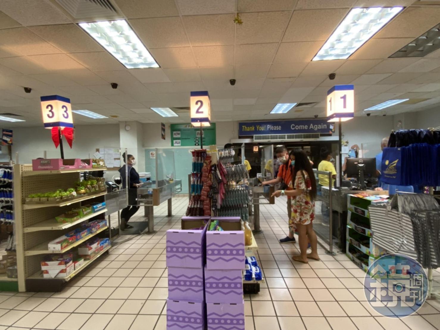 來到超市的結帳櫃台。