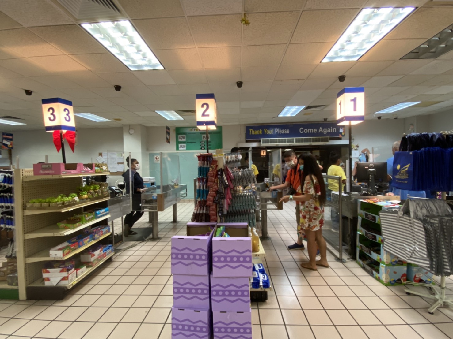來到超市的結帳櫃台。
