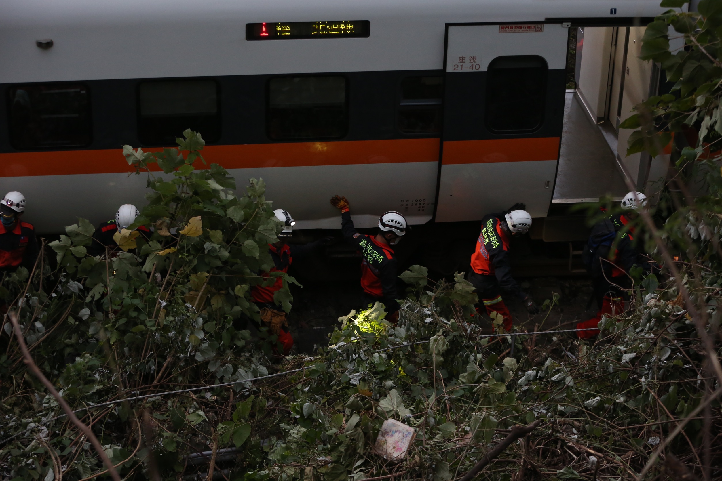 一名救難人員在網路上曝光心碎的搜救過程，身為人父的他返家後抱抱自己的女兒，以安撫受到衝擊的心靈。
