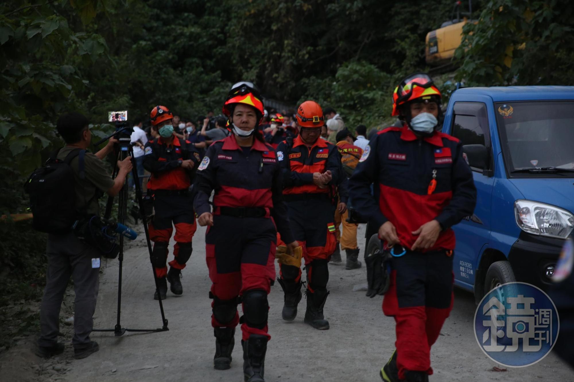 太魯閣號出軌事故造成50人死亡、162人輕重傷，救難人員耗費多時將傷者、罹難者從車廂救出。