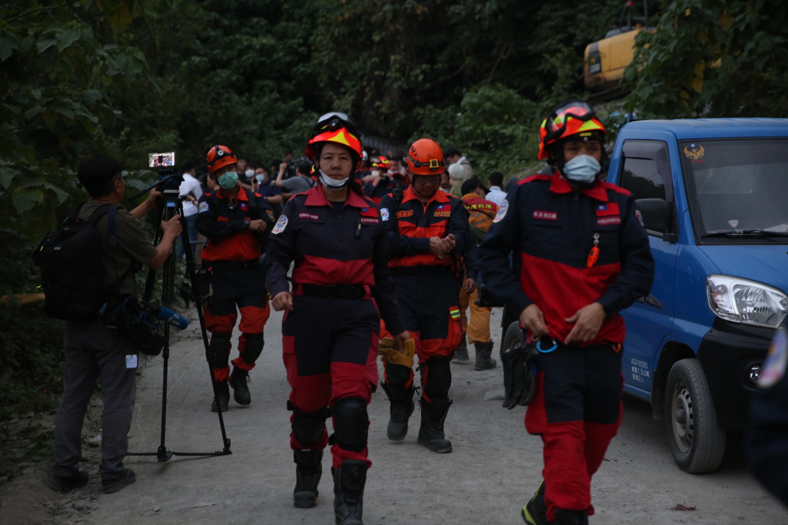 太魯閣號出軌事故造成50人死亡、162人輕重傷，救難人員耗費多時將傷者、罹難者從車廂救出。