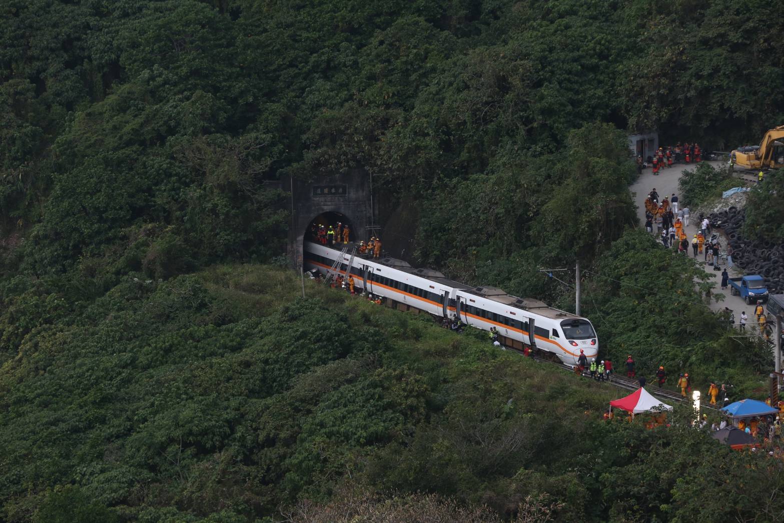工程車滑落撞上太魯閣號，造成嚴重事故，而釀禍工程車公司負責人卻被起底黑歷史。