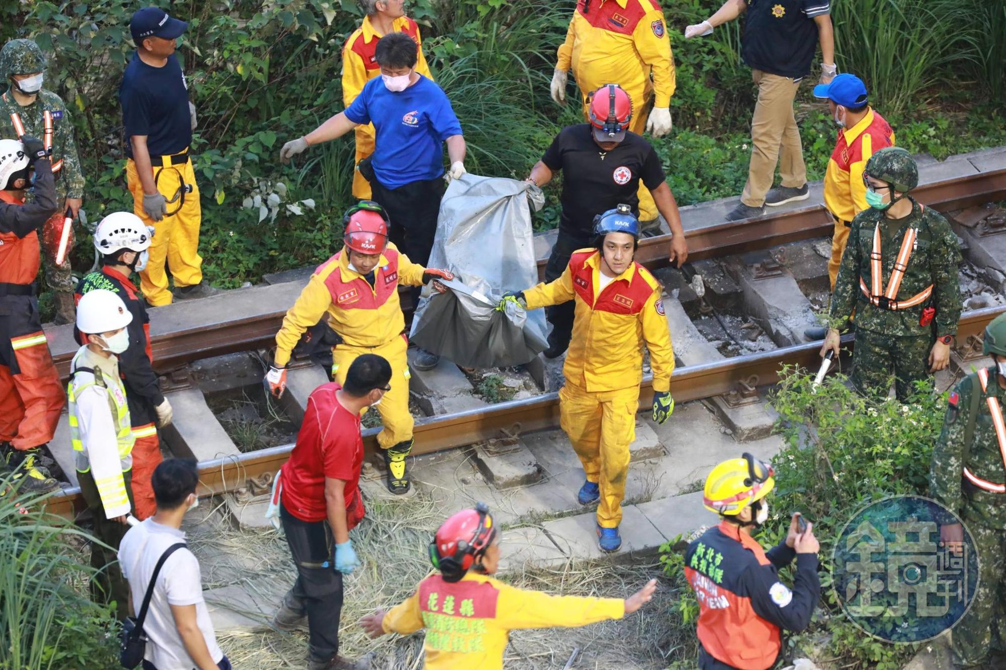 33歲司機員袁淳修曾躲過普悠瑪事故的他，此次改跑太魯閣號卻遇死劫；圖為救難人員搜救情況。