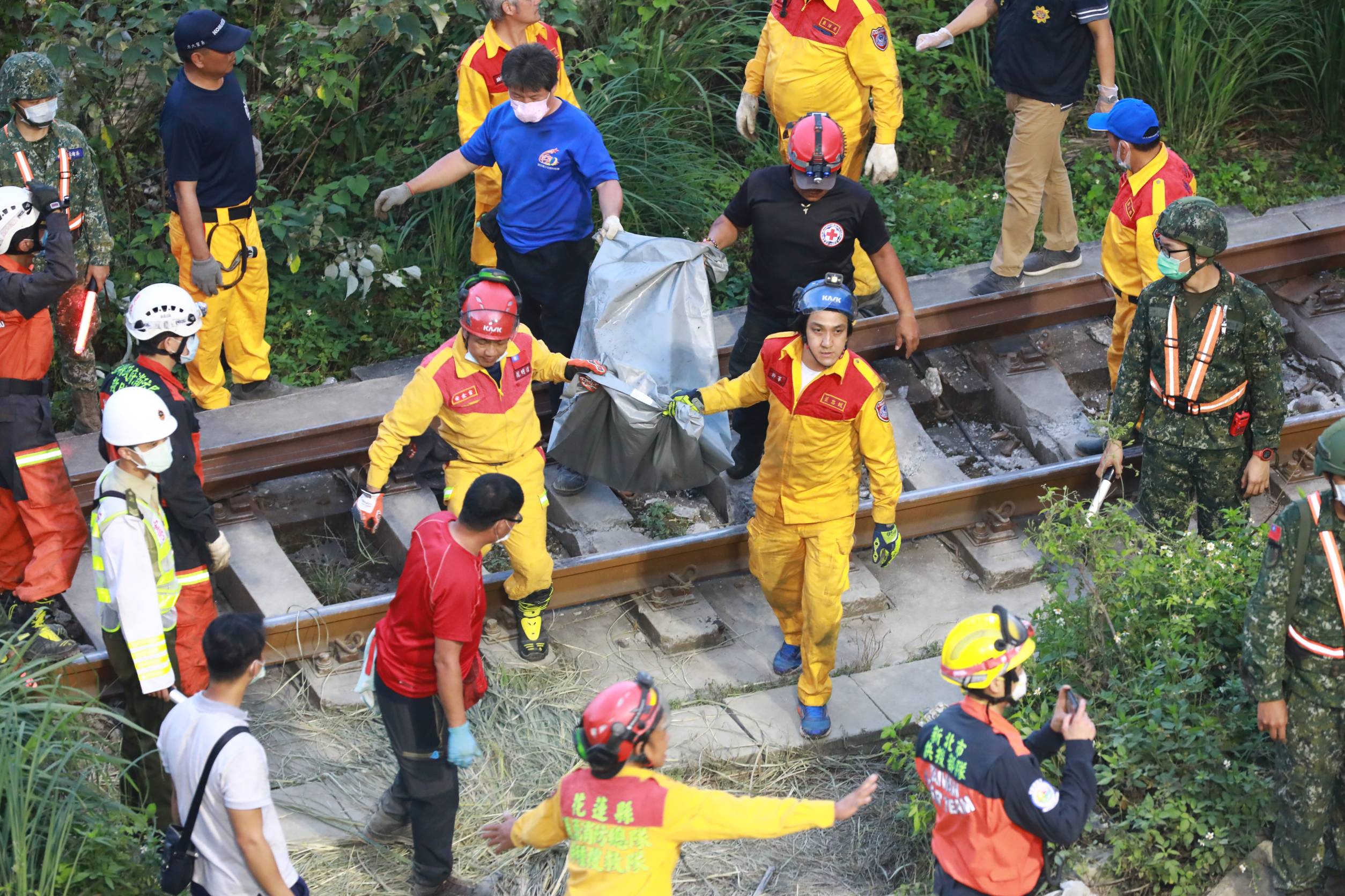 33歲司機員袁淳修曾躲過普悠瑪事故的他，此次改跑太魯閣號卻遇死劫；圖為救難人員搜救情況。