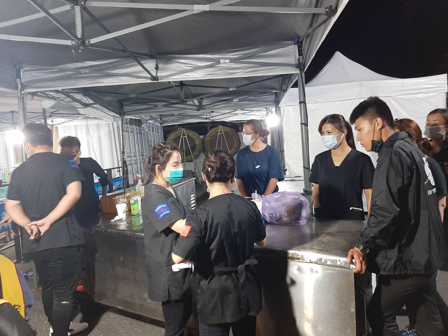 來自全台58位「76行者團隊」昨天進駐花蓮殯儀館進行大體修補工作。(陳修將提供)