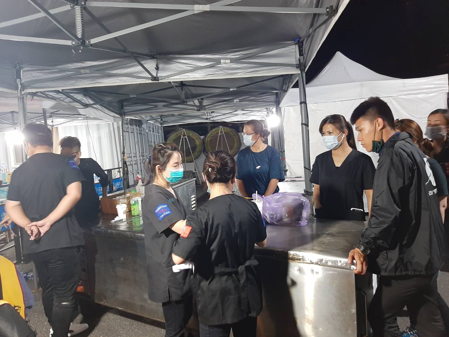 來自全台58位「76行者團隊」昨天進駐花蓮殯儀館進行大體修補工作。（陳修將提供）