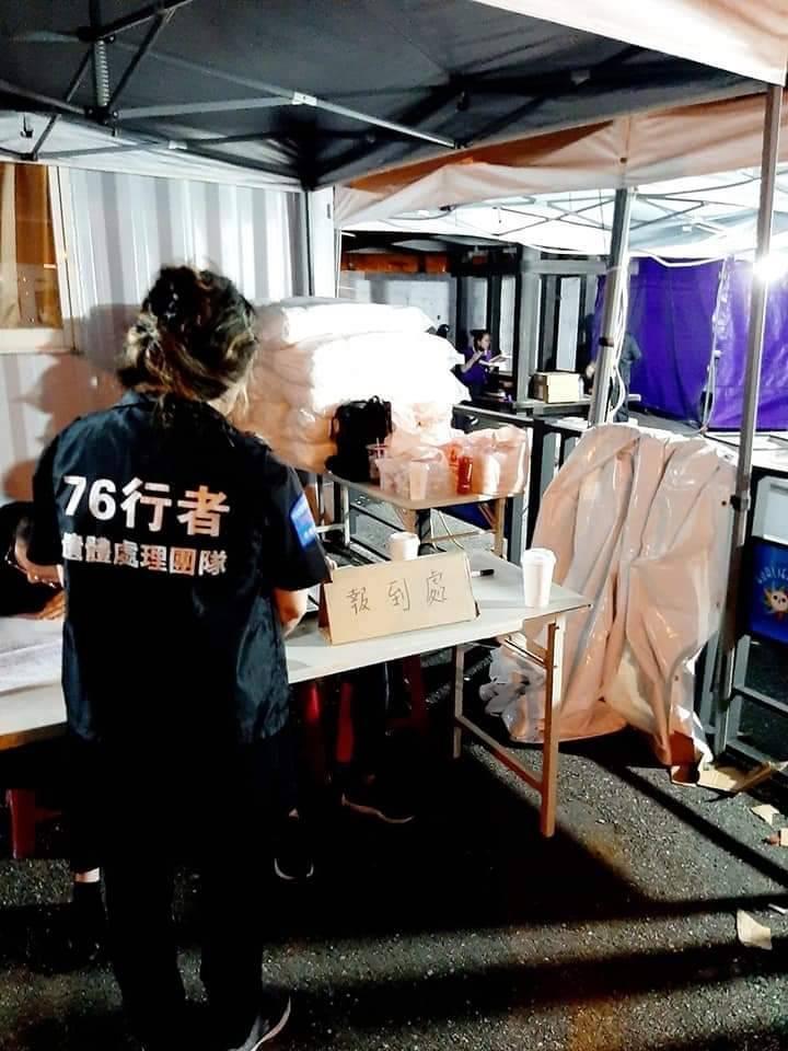 「76行者團隊」昨天進駐花蓮殯儀館,進行修補大體準備工作。(陳修將提供)