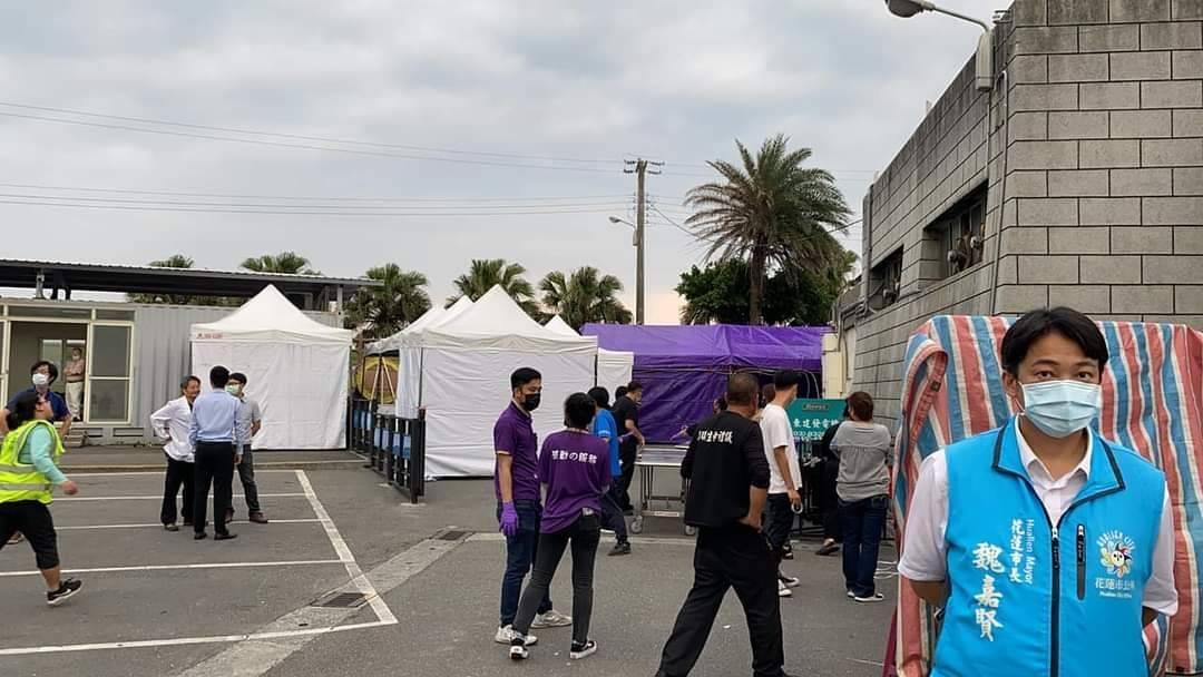 「76行者團隊」昨天進駐花蓮殯儀館後,已完成5具大體修補工作。(陳修將提供)